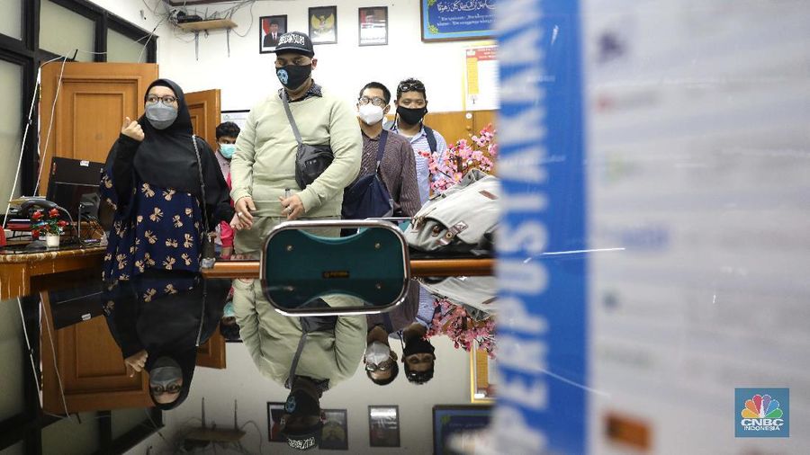 Mahasiswa Difabel ikuti Orientasi Mobilitas Kampus. (CNBC Indonesia/Muhammad Sabki)