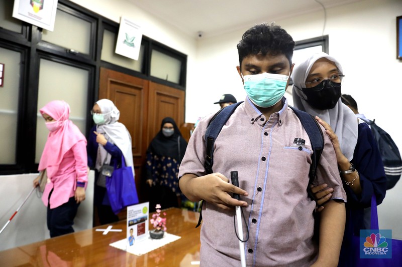 Mahasiswa Difabel ikuti Orientasi Mobilitas Kampus. (CNBC Indonesia/Muhammad Sabki)