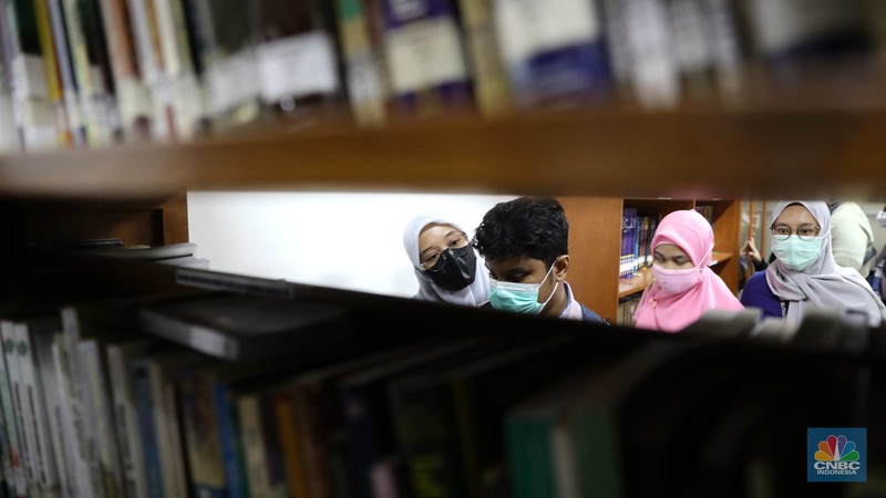 Mahasiswa Difabel ikuti Orientasi Mobilitas Kampus. (CNBC Indonesia/Muhammad Sabki)