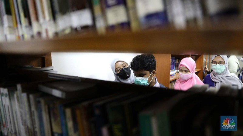 Mahasiswa Difabel ikuti Orientasi Mobilitas Kampus. (CNBC Indonesia/Muhammad Sabki)