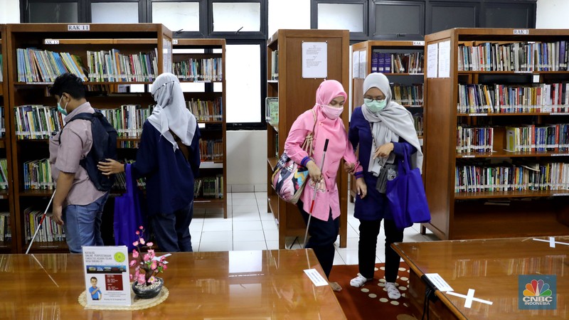 Mahasiswa Difabel ikuti Orientasi Mobilitas Kampus. (CNBC Indonesia/Muhammad Sabki)
