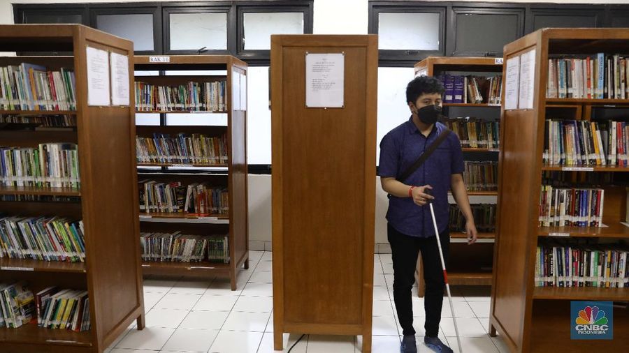 Mahasiswa Difabel ikuti Orientasi Mobilitas Kampus. (CNBC Indonesia/Muhammad Sabki)