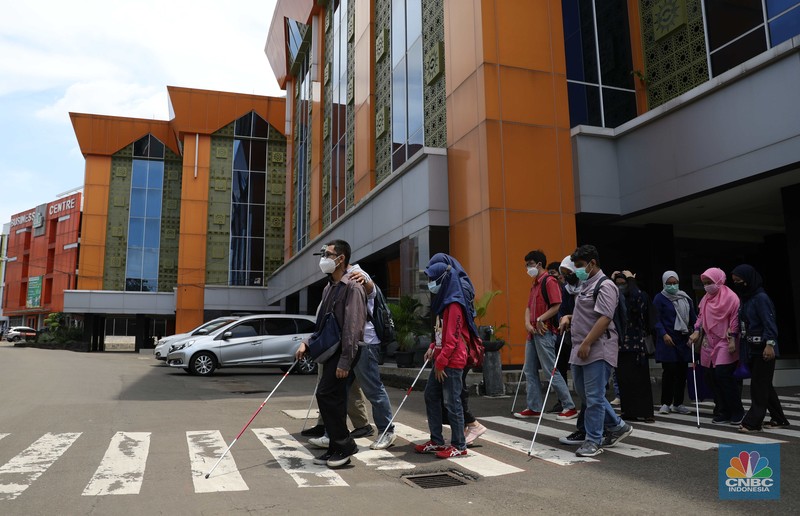 Mahasiswa Difabel ikuti Orientasi Mobilitas Kampus. (CNBC Indonesia/Muhammad Sabki)
