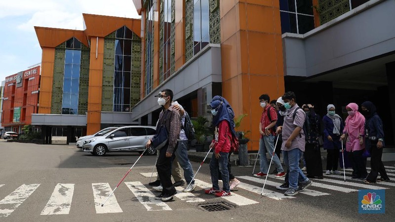 Mahasiswa Difabel ikuti Orientasi Mobilitas Kampus. (CNBC Indonesia/Muhammad Sabki)
