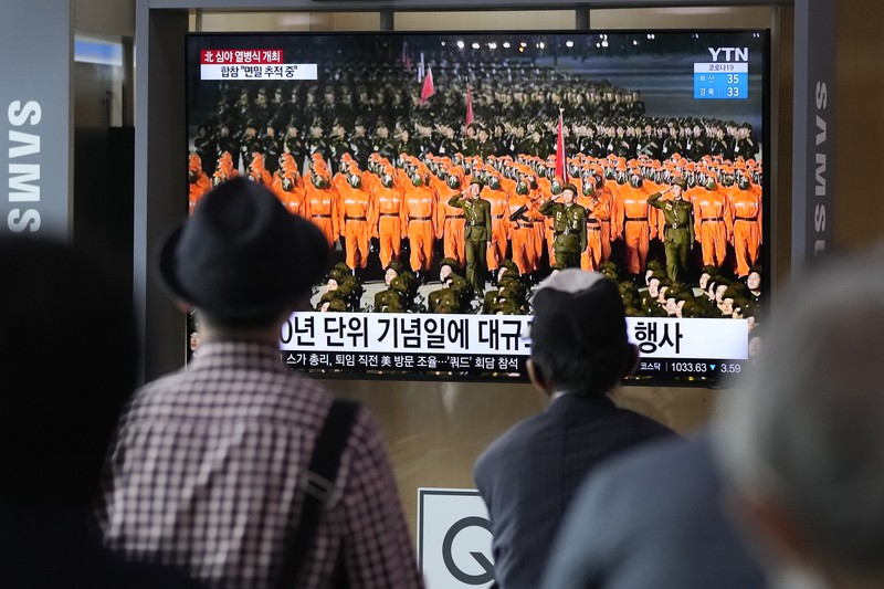 Parade militer besar-besaran Korut yang terbaru menampilkan barisan personel yang memakai baju hazmat warna oranye. (via REUTERS/KCNA)