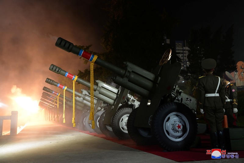Parade militer besar-besaran Korut yang terbaru menampilkan barisan personel yang memakai baju hazmat warna oranye. (via REUTERS/KCNA) Parade militer besar-besaran Korut yang terbaru menampilkan barisan personel yang memakai baju hazmat warna oranye. (via REUTERS/KCNA)