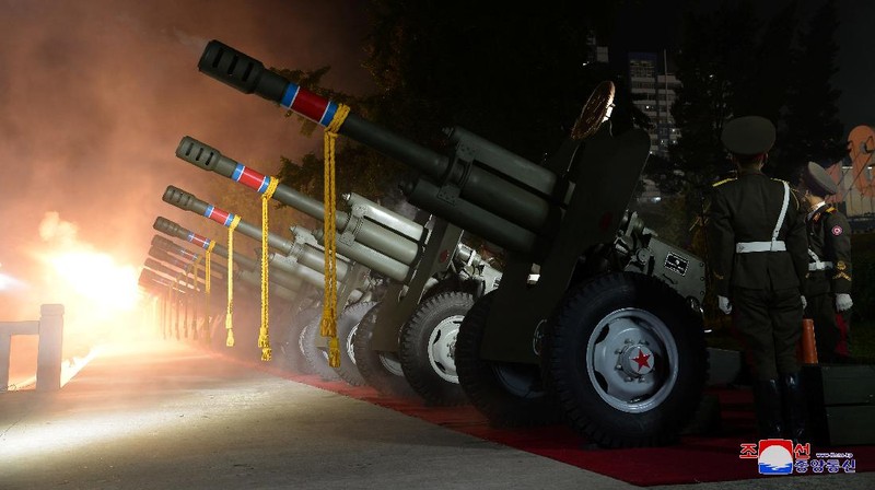 Parade militer besar-besaran Korut yang terbaru menampilkan barisan personel yang memakai baju hazmat warna oranye. (via REUTERS/KCNA)