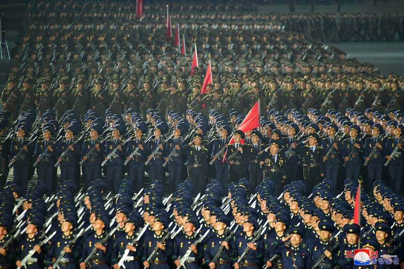 Parade militer besar-besaran Korut yang terbaru menampilkan barisan personel yang memakai baju hazmat warna oranye. (via REUTERS/KCNA) Parade militer besar-besaran Korut yang terbaru menampilkan barisan personel yang memakai baju hazmat warna oranye. (via REUTERS/KCNA)