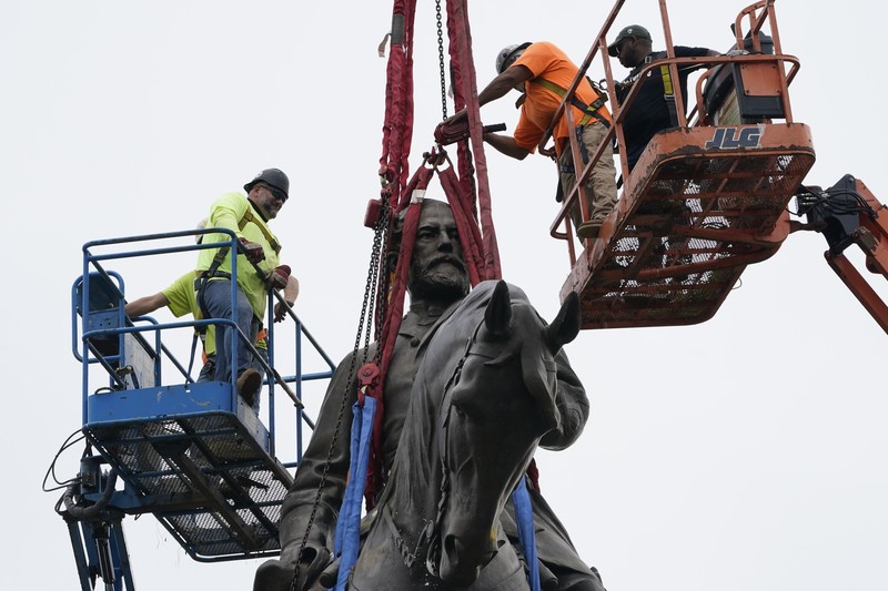 Patung Tokoh Perbudakan AS Robert Lee Dibongkar. (AP/Steve Helber)