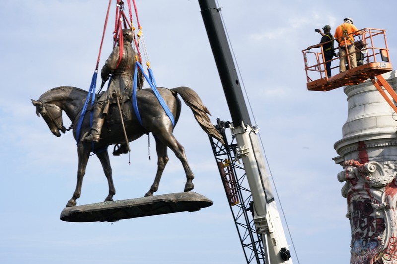 Patung Tokoh Perbudakan AS Robert Lee Dibongkar. (AP/Steve Helber)