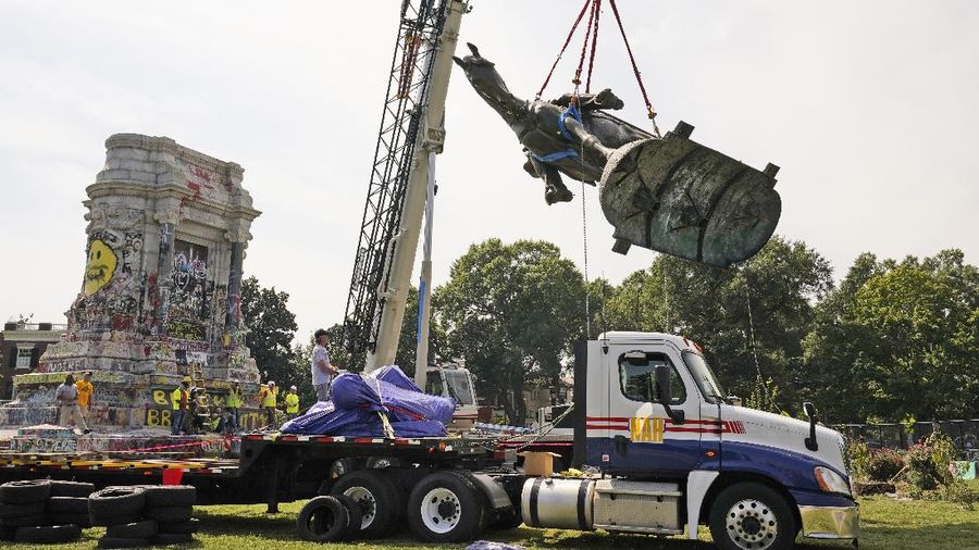 Patung Tokoh Perbudakan AS Robert Lee Dibongkar. (AP/Steve Helber)