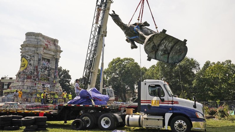 Patung Tokoh Perbudakan AS Robert Lee Dibongkar. (AP/Steve Helber)