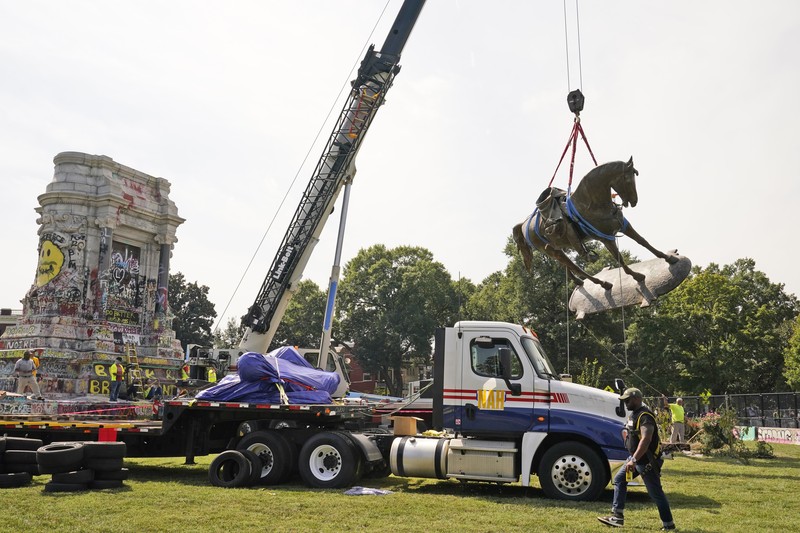Patung Tokoh Perbudakan AS Robert Lee Dibongkar. (AP/Steve Helber)