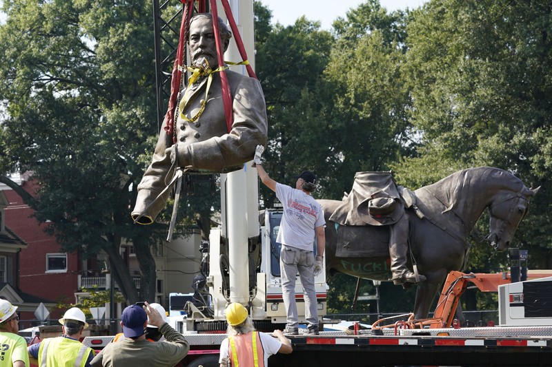 Patung Tokoh Perbudakan AS Robert Lee Dibongkar. (AP/Steve Helber)