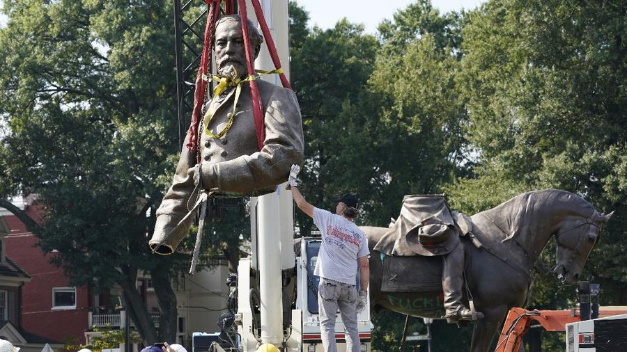 Patung Tokoh Perbudakan AS Robert Lee Dibongkar. (AP/Steve Helber)