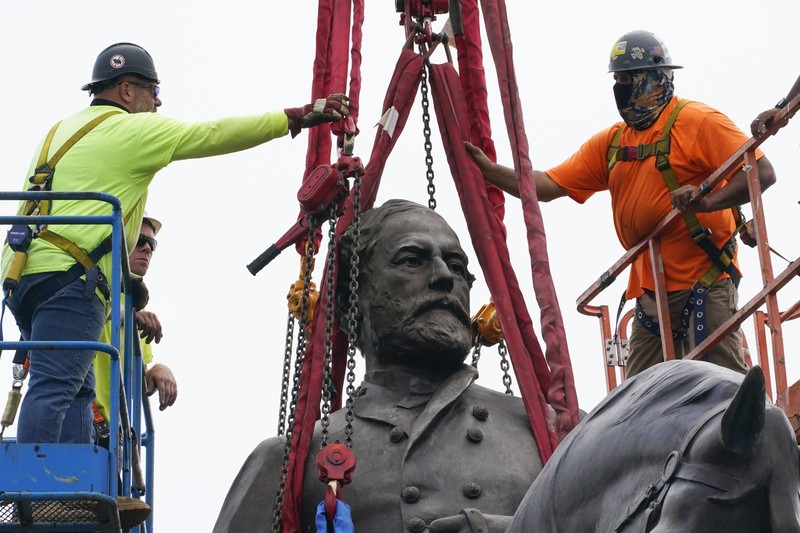 Patung Tokoh Perbudakan AS Robert Lee Dibongkar. (AP/Steve Helber)