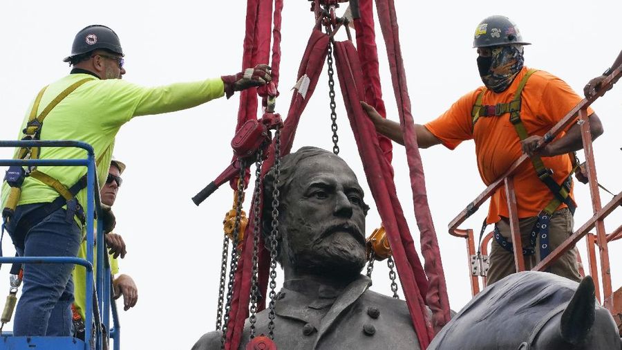 Patung Tokoh Perbudakan AS Robert Lee Dibongkar. (AP/Steve Helber)