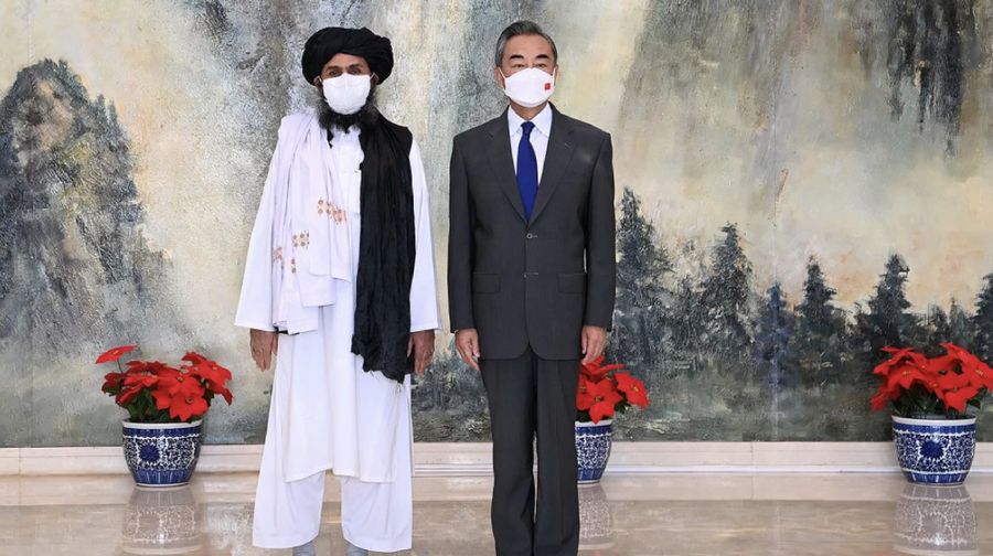 Pendiri Taliban Mullah Abdul Ghani Baradar bersama Menlu Chna Wang Yi. Ist