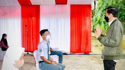 Presiden Jokowi dan Ibu Negara Tinjau Vaksinasi di SMA Negeri 3 Wajo, Sulsel, (9/9/2021). (Dok: Biro Pers Sekretariat Presiden)