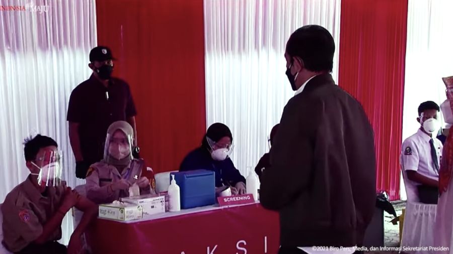 Presiden Jokowi dan Ibu Negara Tinjau Vaksinasi di SMA Negeri 3 Wajo, Sulsel, (9/9/2021). (Dok: Tangkapan layar youtube Sekpres RI)