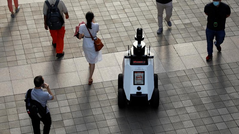 Robot Xavier mulai dikerahkan buat melakukan patroli di pusat keramaian penduduk di Singapura. (REUTERS/EDGAR SU)