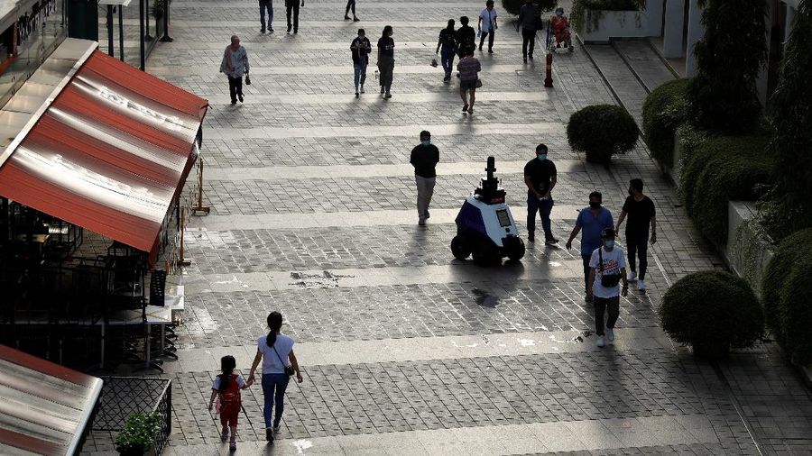 Robot Xavier mulai dikerahkan buat melakukan patroli di pusat keramaian penduduk di Singapura. (REUTERS/EDGAR SU)