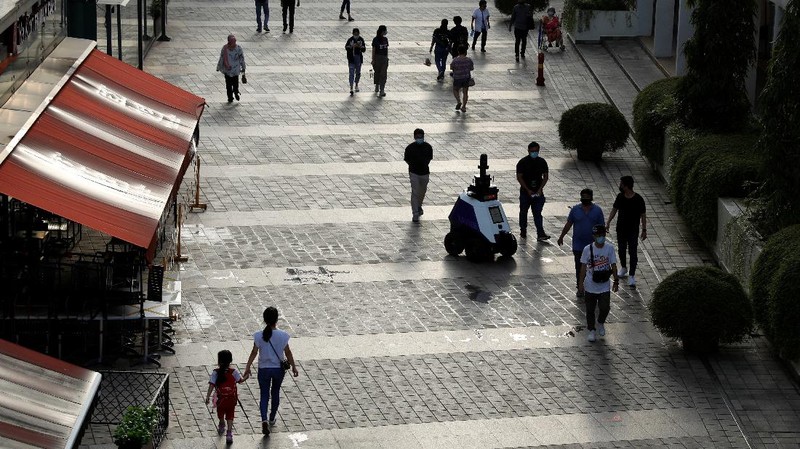 Robot Xavier mulai dikerahkan buat melakukan patroli di pusat keramaian penduduk di Singapura. (REUTERS/EDGAR SU)