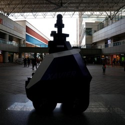 Keren! Aksi Robot Xavier Patroli Pelanggar Covid di Singapura