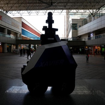 Keren! Aksi Robot Xavier Patroli Pelanggar Covid di Singapura