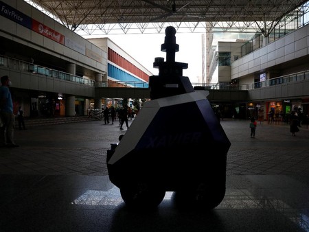 Keren! Aksi Robot Xavier Patroli Pelanggar Covid di Singapura
