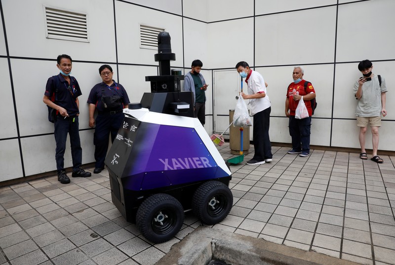 Robot Xavier mulai dikerahkan buat melakukan patroli di pusat keramaian penduduk di Singapura. (REUTERS/EDGAR SU)