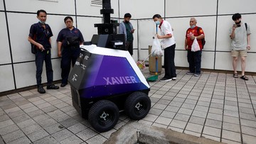 Not in Movies, Singapore Uses Police Robots in Malls thumbnail