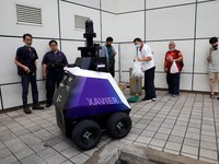 Bukan di Film, Singapura Pakai Robot Polisi di Mal-Mal