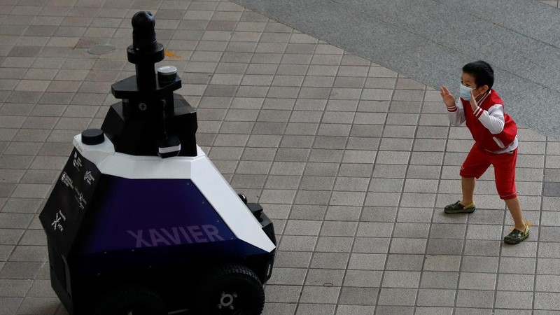Robot Xavier mulai dikerahkan buat melakukan patroli di pusat keramaian penduduk di Singapura. (REUTERS/EDGAR SU)