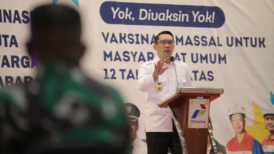Gubernur Jawa Barat Ridwan Kamil menyerahkan bantuan keuangan khusus desa dan laptop kepada BUMDes di Kabupaten Indramayu, Jumat (10/9/2021). (Foto: Yogi Prayoga S/Biro Adpim Jabar)