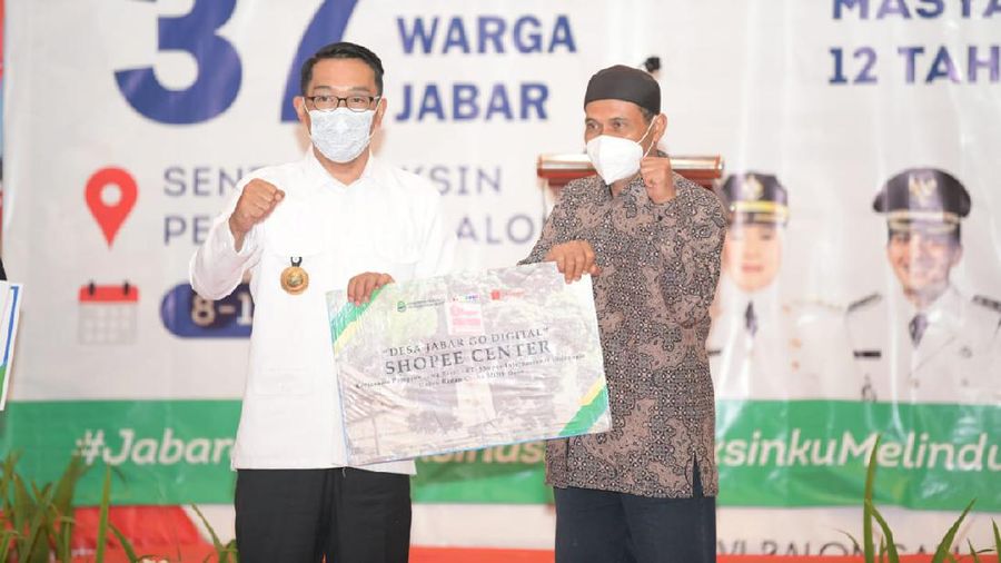 Gubernur Jawa Barat Ridwan Kamil menyerahkan bantuan keuangan khusus desa dan laptop kepada BUMDes di Kabupaten Indramayu, Jumat (10/9/2021). (Foto: Yogi Prayoga S/Biro Adpim Jabar)