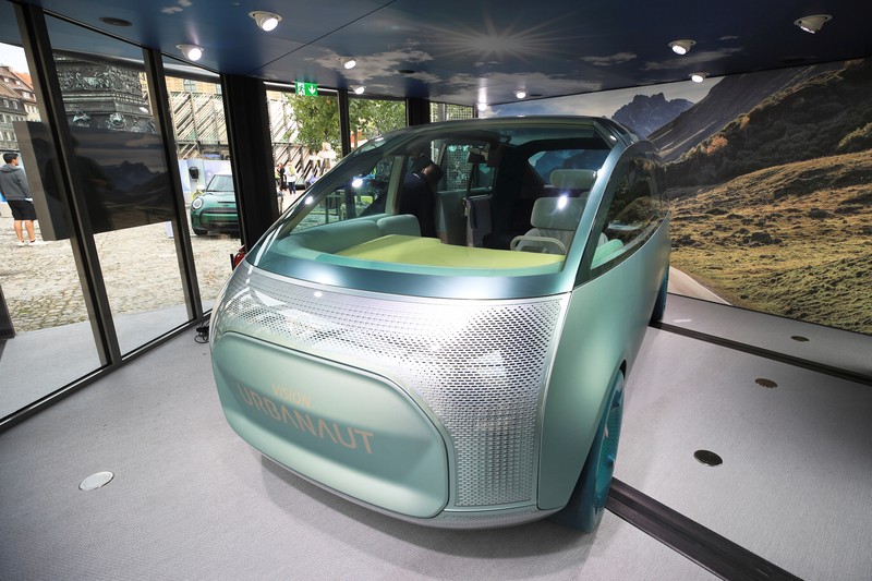 sebuah pesawat pribadi bertenaga listrik, dipamerkan selama Munich Auto Show, IAA Mobility 2021, di Munich, Jerman, 7 September 2021. (REUTERS/Michaela Rehle)