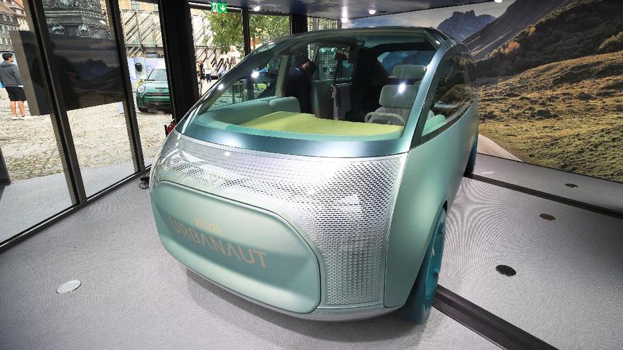 sebuah pesawat pribadi bertenaga listrik, dipamerkan selama Munich Auto Show, IAA Mobility 2021, di Munich, Jerman, 7 September 2021. (REUTERS/Michaela Rehle)
