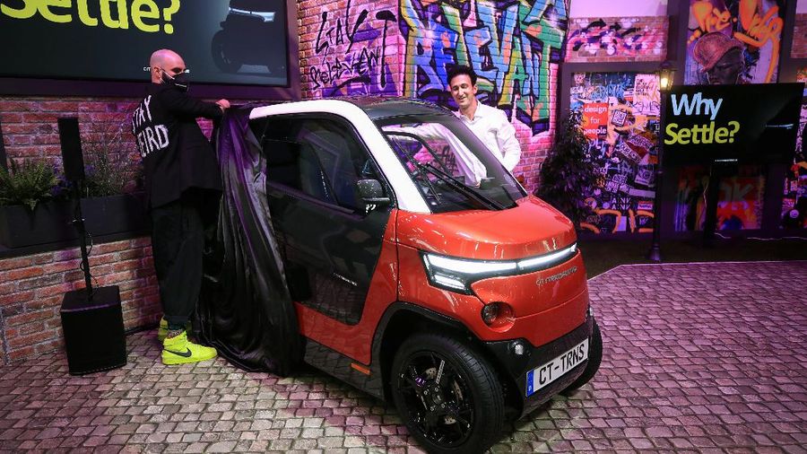 sebuah pesawat pribadi bertenaga listrik, dipamerkan selama Munich Auto Show, IAA Mobility 2021, di Munich, Jerman, 7 September 2021. (REUTERS/Michaela Rehle)