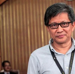 Viral Video Rocky Gerung Tolak Pakai Jaket Anies, Netizen Sorot Ini