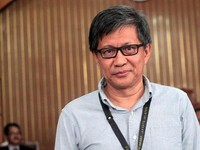 Viral Video Rocky Gerung Tolak Pakai Jaket Anies, Netizen Sorot Ini