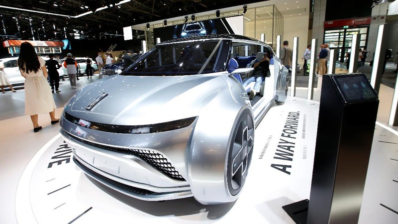 sebuah pesawat pribadi bertenaga listrik, dipamerkan selama Munich Auto Show, IAA Mobility 2021, di Munich, Jerman, 7 September 2021. (REUTERS/Michaela Rehle)
