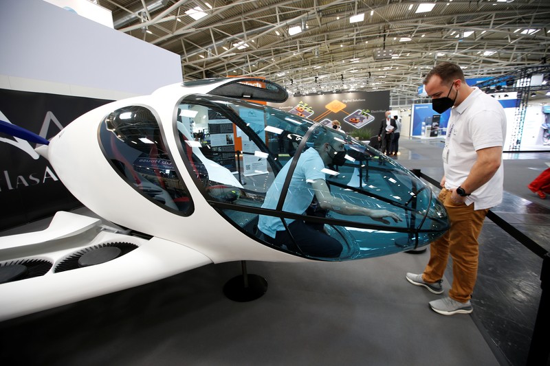 sebuah pesawat pribadi bertenaga listrik, dipamerkan selama Munich Auto Show, IAA Mobility 2021, di Munich, Jerman, 7 September 2021. (REUTERS/Michaela Rehle) sebuah pesawat pribadi bertenaga listrik, dipamerkan selama Munich Auto Show, IAA Mobility 2021, di Munich, Jerman, 7 September 2021. (REUTERS/Michaela Rehle)