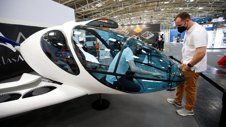 sebuah pesawat pribadi bertenaga listrik, dipamerkan selama Munich Auto Show, IAA Mobility 2021, di Munich, Jerman, 7 September 2021. (REUTERS/Michaela Rehle)