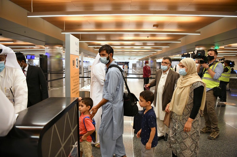 Sekitar 150 orang Afghanistan berkewarganegaraan ganda meninggalkan Afghanistan menuju Amerika Serikat (AS) dengan penerbangan Qatar Airways. (REUTERS/STRINGER)