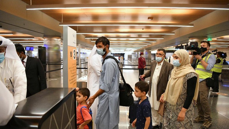 Sekitar 150 orang Afghanistan berkewarganegaraan ganda meninggalkan Afghanistan menuju Amerika Serikat (AS) dengan penerbangan Qatar Airways. (REUTERS/STRINGER)