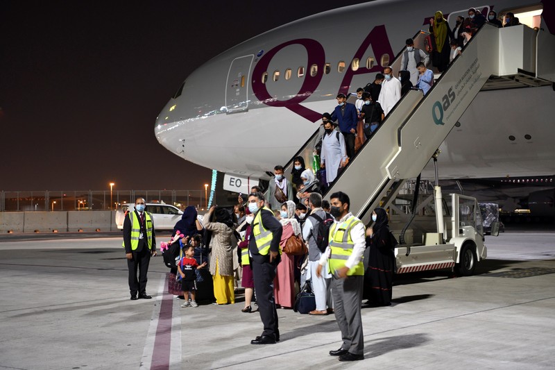 Sekitar 150 orang Afghanistan berkewarganegaraan ganda meninggalkan Afghanistan menuju Amerika Serikat (AS) dengan penerbangan Qatar Airways. (REUTERS/STRINGER) Sekitar 150 orang Afghanistan berkewarganegaraan ganda meninggalkan Afghanistan menuju Amerika Serikat (AS) dengan penerbangan Qatar Airways. (REUTERS/STRINGER)