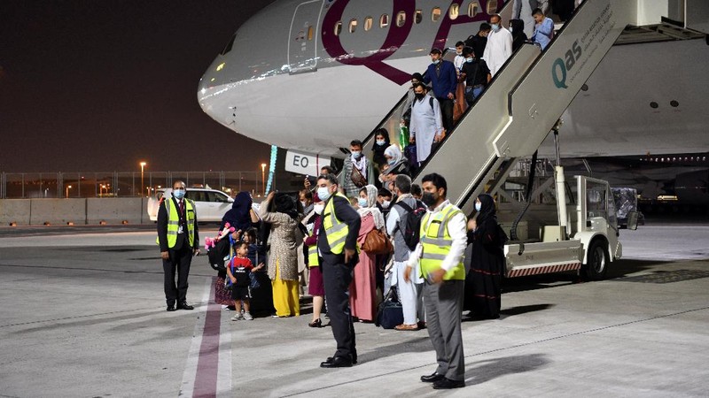 Sekitar 150 orang Afghanistan berkewarganegaraan ganda meninggalkan Afghanistan menuju Amerika Serikat (AS) dengan penerbangan Qatar Airways. (REUTERS/STRINGER)