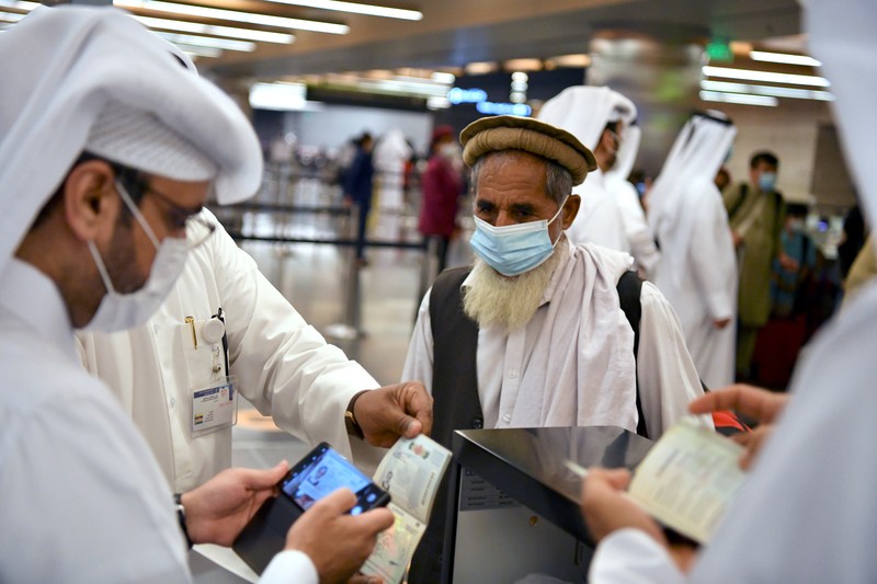 Sekitar 150 orang Afghanistan berkewarganegaraan ganda meninggalkan Afghanistan menuju Amerika Serikat (AS) dengan penerbangan Qatar Airways. (REUTERS/STRINGER)