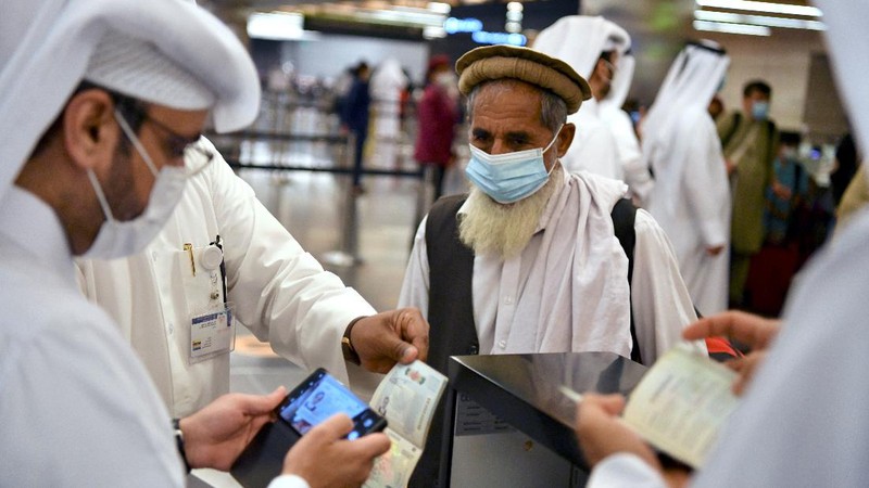 Sekitar 150 orang Afghanistan berkewarganegaraan ganda meninggalkan Afghanistan menuju Amerika Serikat (AS) dengan penerbangan Qatar Airways. (REUTERS/STRINGER)